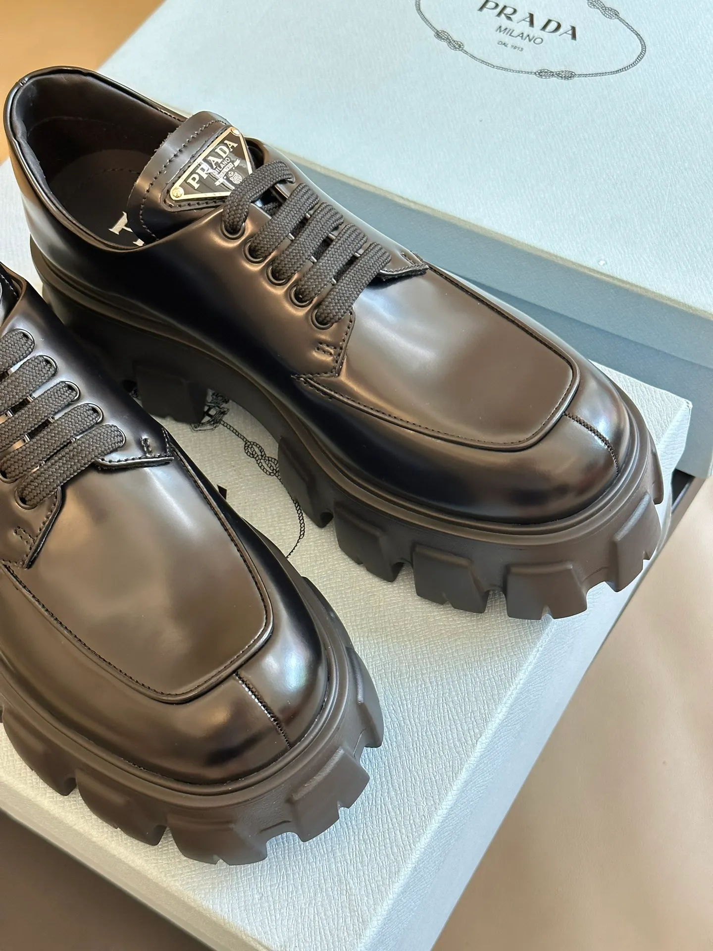 👟👟Ex-factory price 480👟👟 prada fw23 new arrival～ pjia’s new 2023 autumn and winter thick-soled shoes🆕 Classic lace-up thick soles decorated with triangle logo, more recognizable, very attractive and easy to wear! The upper is made of open-edge beaded cowhide, and the sole is made of lightweight high-density foam material! Top quality 35-41